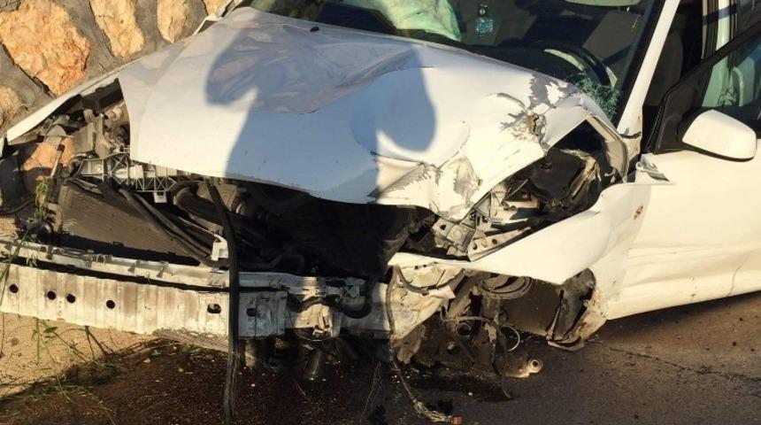 Tekerleği patlayan araç su kanalına uçtu