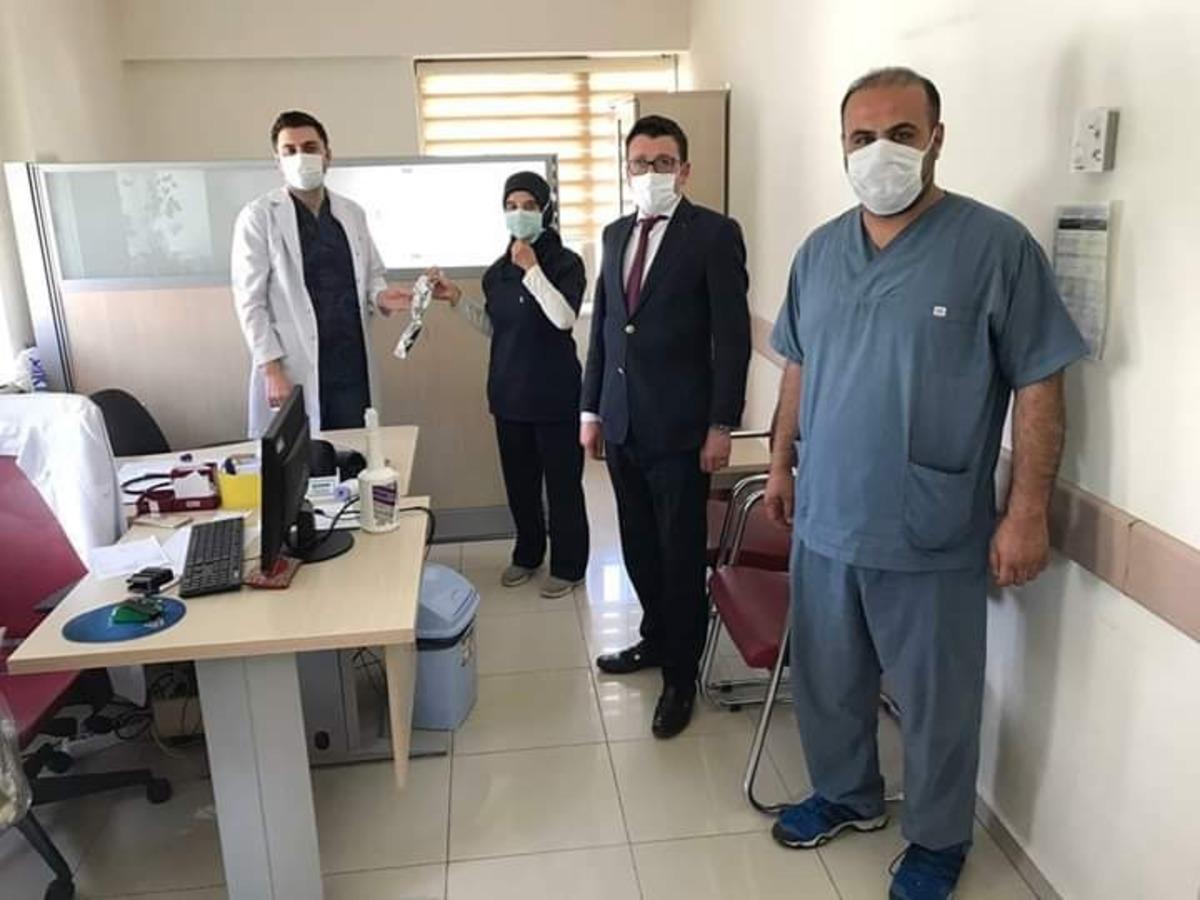 Şuhut Devlet Hastanesi y&ouml;netiminden sağlık personeline karanfilli kutlama