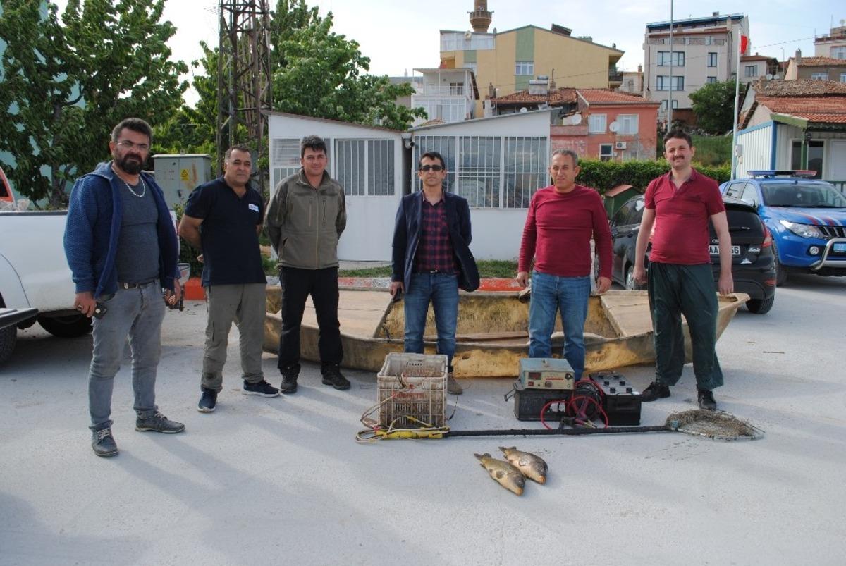 Kovada G&ouml;l&uuml;&rsquo;nde elektro şok cihazıyla balık avına baskın