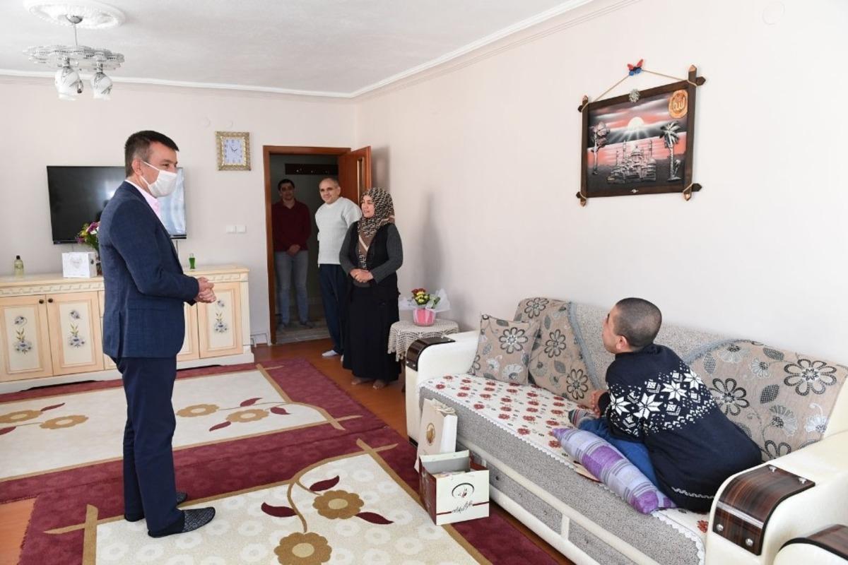 Başkan Balcı, engelli bireyleri evlerinde ziyaret etti