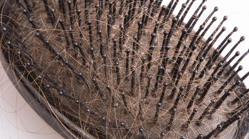 &Ccedil;oğu kişinin aklına gelmiyor! Bundan sonra taraklarınızı da sıklıkla yıkamaya başlayacaksınız