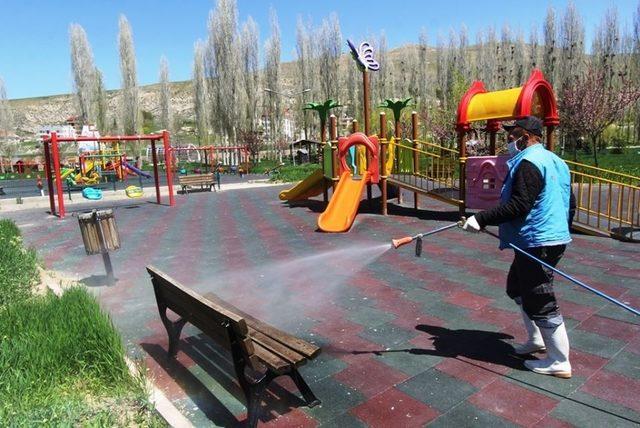 Bayburt’ta parklar çocuklar için ilaçlandı