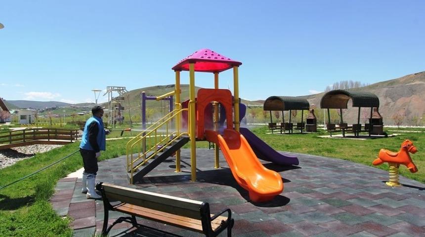 Bayburt&rsquo;ta parklar &ccedil;ocuklar i&ccedil;in ila&ccedil;landı