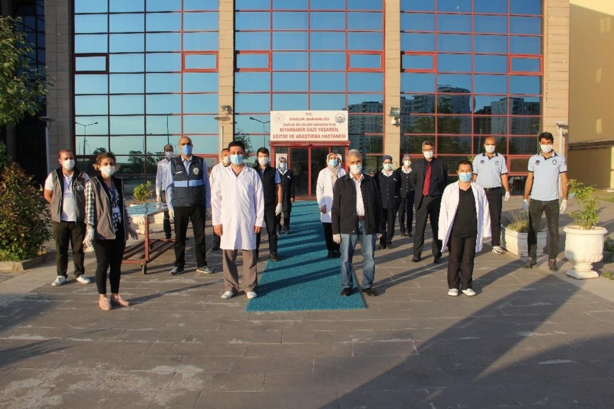 Korona vir&uuml;s kahramanlarına yemek ikramı