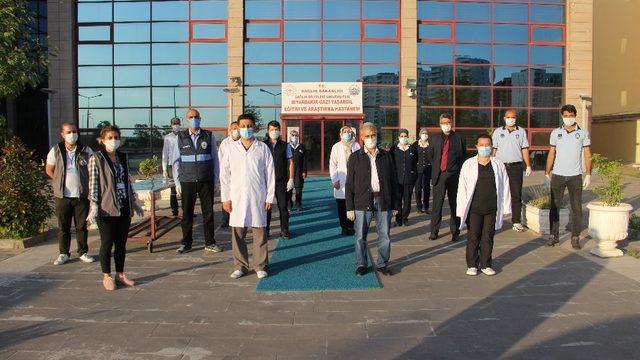 Korona virüs kahramanlarına yemek ikramı