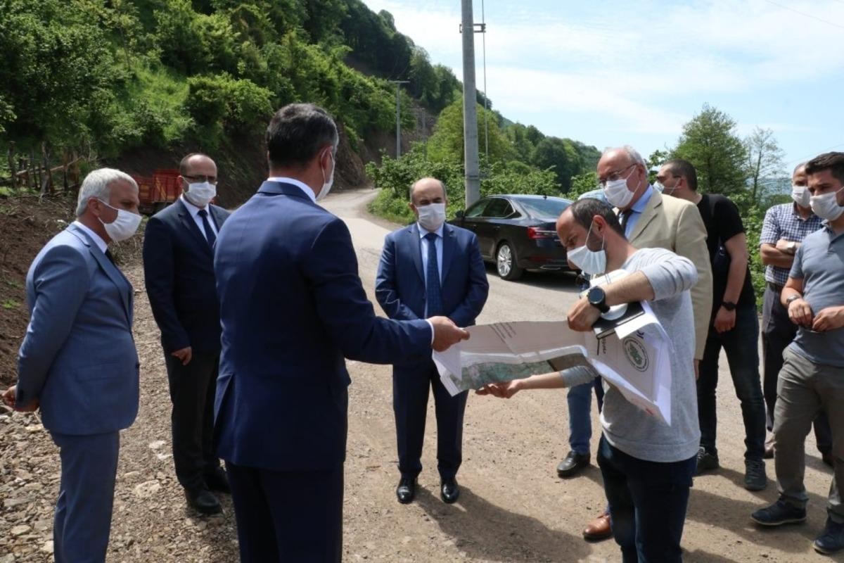 Asfalt &ccedil;alışmasında &ccedil;i&ccedil;ek detayı