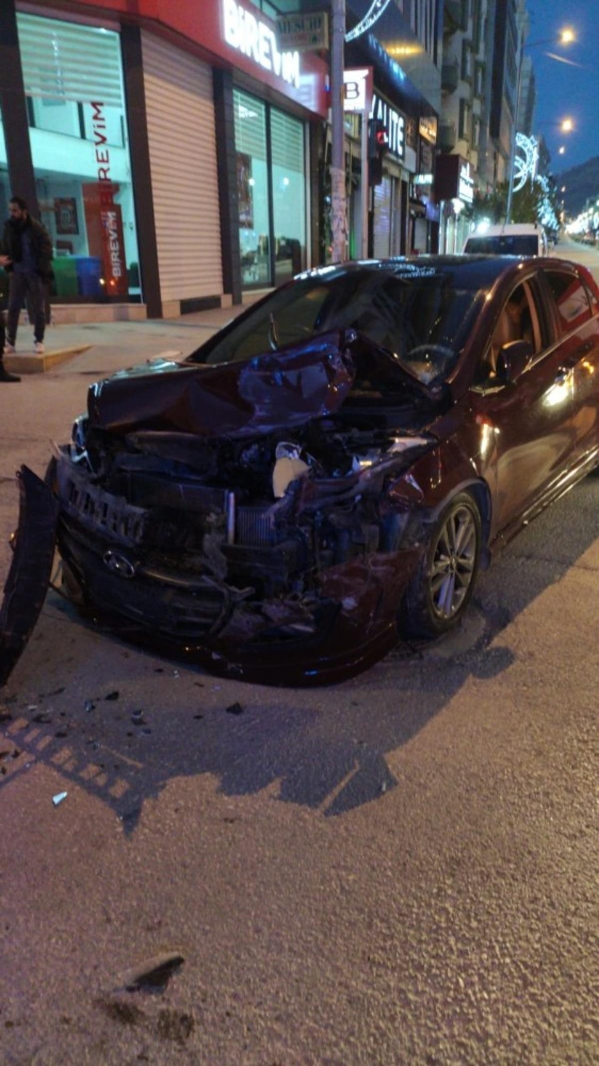 Otomobille kamyonet &ccedil;arpıştı: 1 yaralı