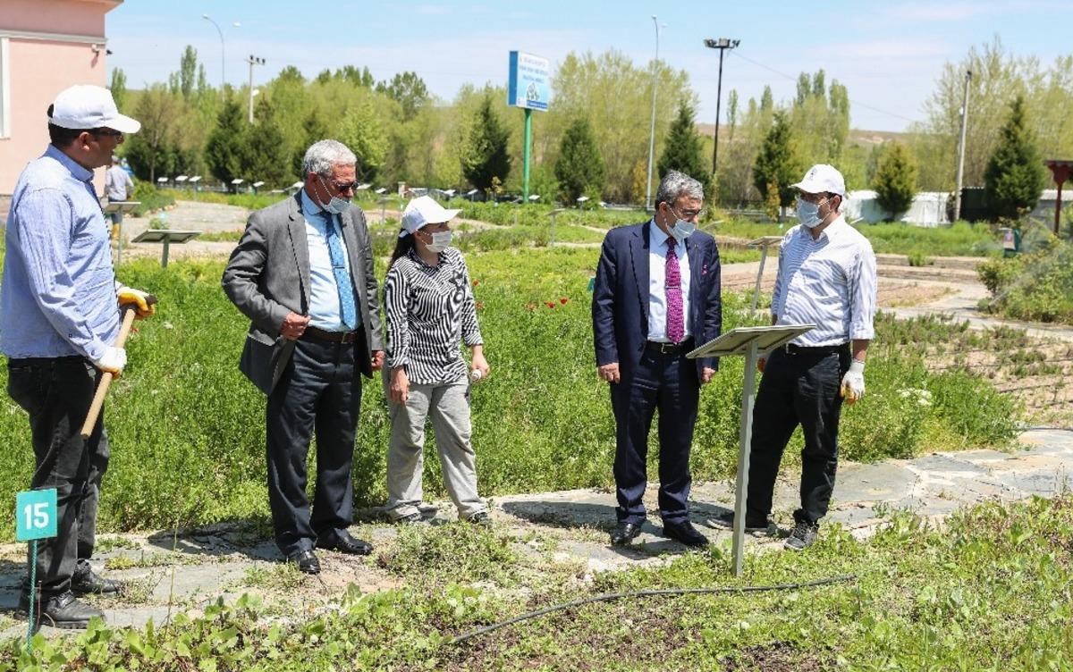 Başkan Işık, Hekim Sinan Tıbbi Bitkiler Araştırma Merkezi&rsquo;ni  ziyaret etti