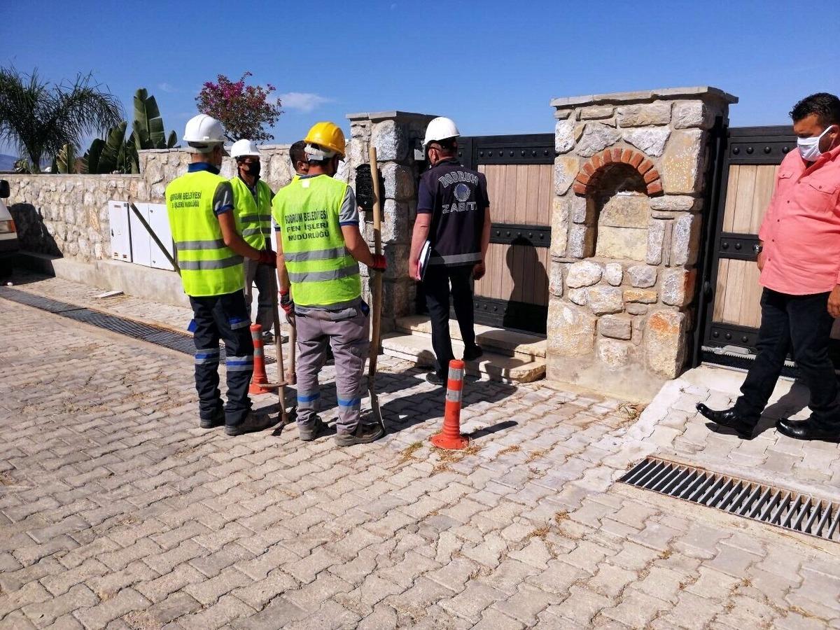 Ekipler, yıkım i&ccedil;in Yılmaz &Ouml;zdil'in villasında