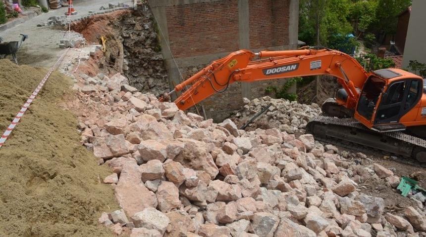 İzmit&rsquo;te &ccedil;&ouml;ken istinat duvarına  anında m&uuml;dahale