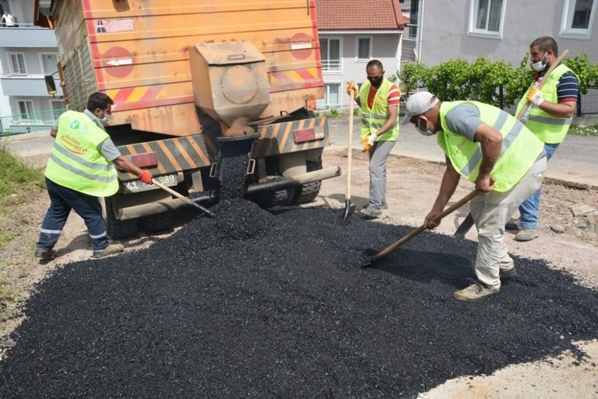 İzmit&rsquo;te bozulan cadde ve sokaklar asfaltlanıyor