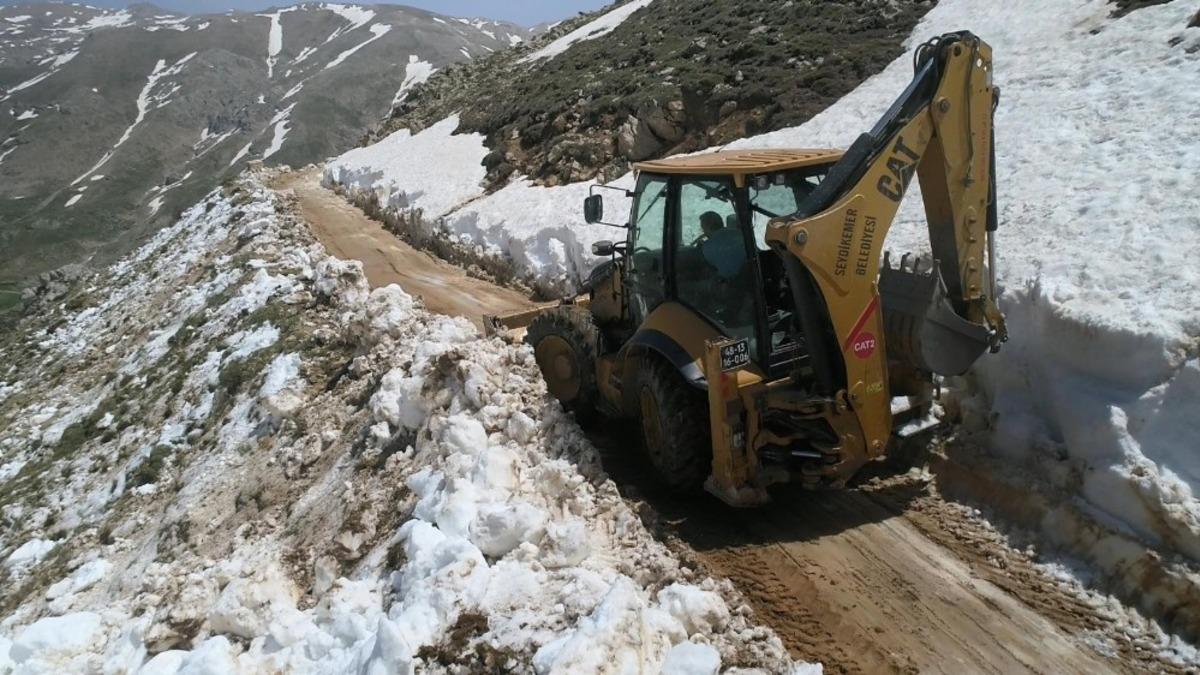 Seydikemer&rsquo;de yaylalarda karla m&uuml;cadele s&uuml;r&uuml;yor