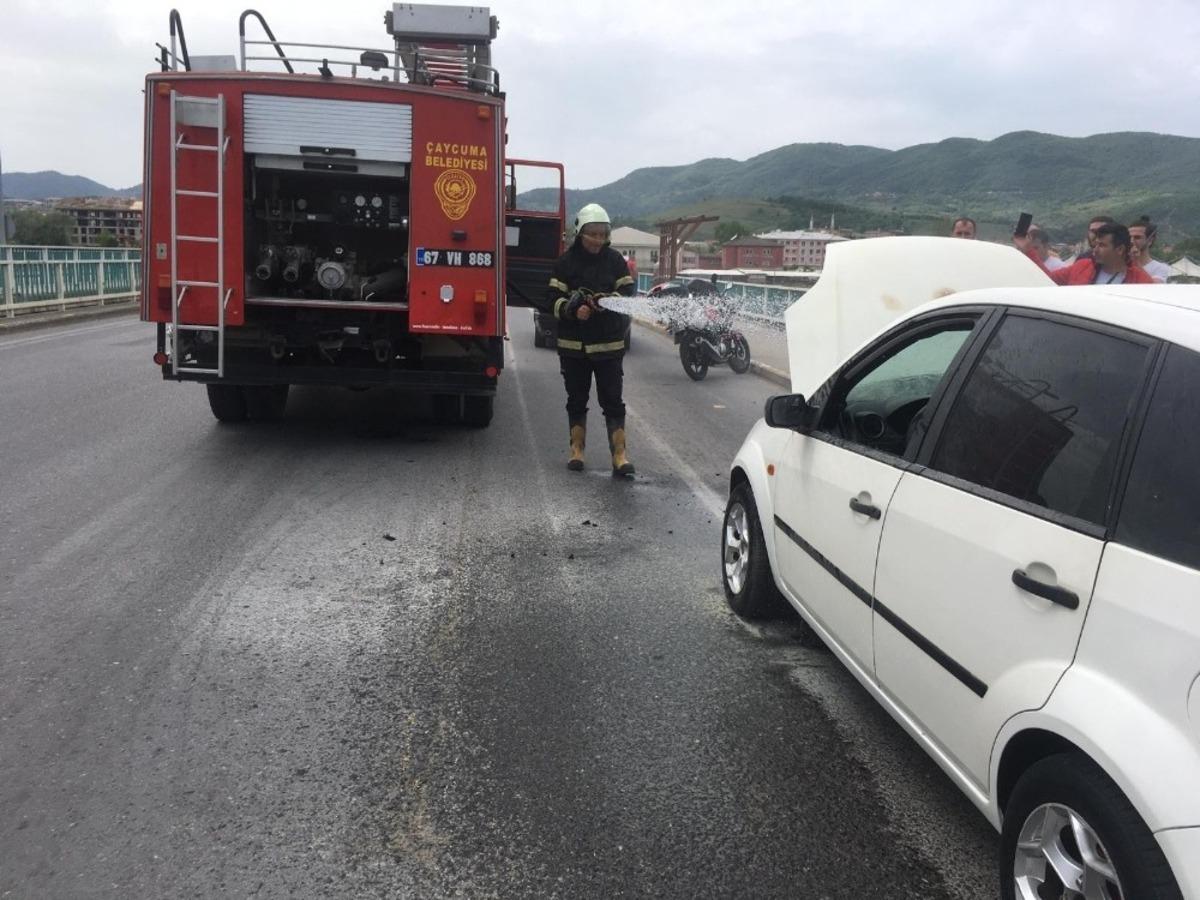 2 ara&ccedil;tan dumanlar &ccedil;ıktı, s&uuml;r&uuml;c&uuml;ler korku dolu anlar yaşadı