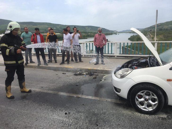 2 araçtan dumanlar çıktı, sürücüler korku dolu anlar yaşadı G2