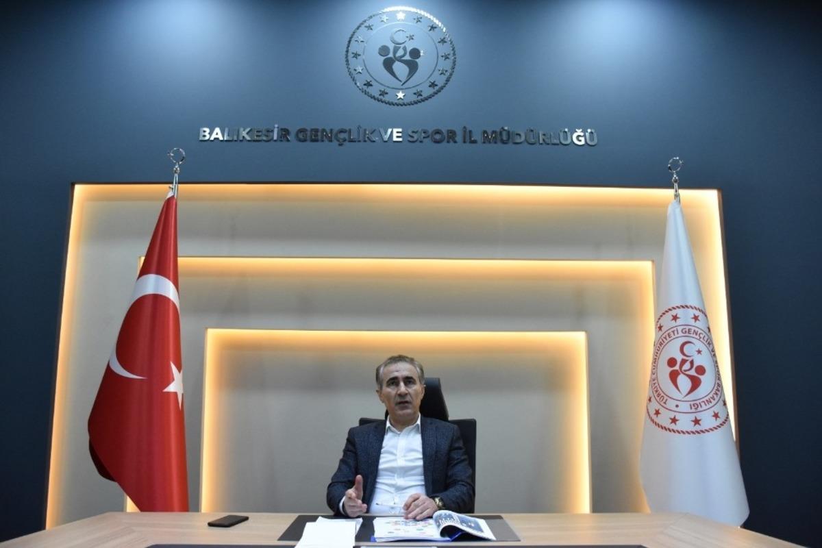 Antren&ouml;r eşliğinde evde online spor zamanı