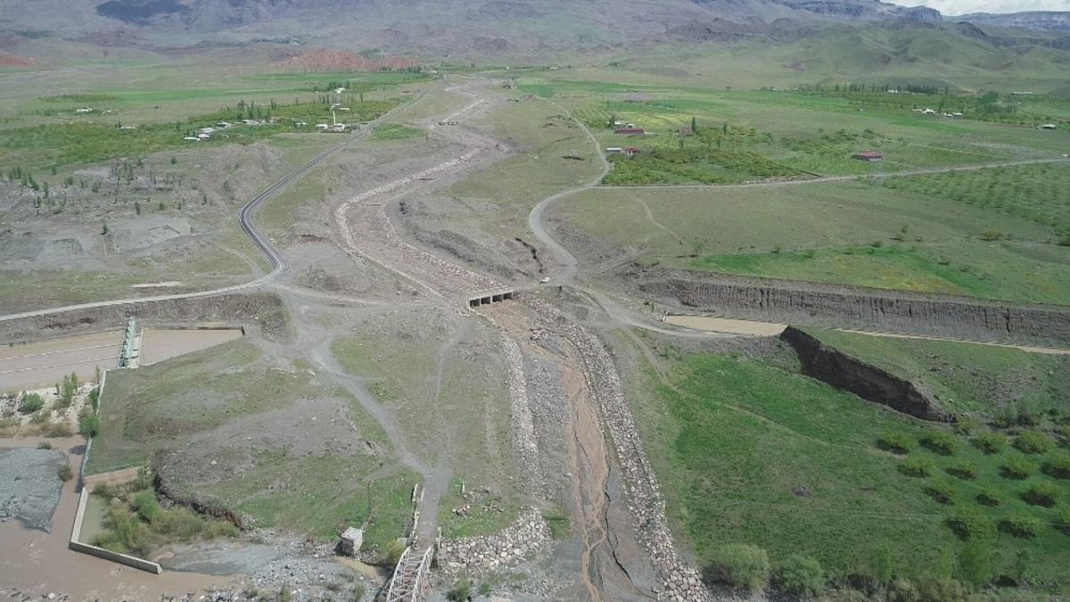 Kağızman&rsquo;da k&ouml;yler taşkına karşı korunuyor