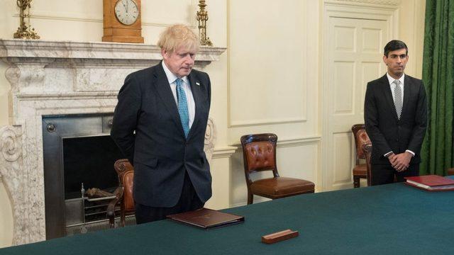 İngiltere Başbakanı Boris Johnson (solda) ve Maliye Bakanı Rishi Sunak