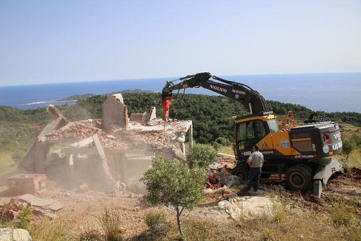 Uydu üzerinden ve sahada tespit edildi, belediye yıkıma başladı G1