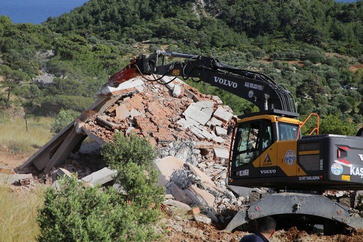 Uydu üzerinden ve sahada tespit edildi, belediye yıkıma başladı G2