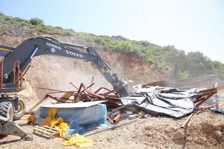 Uydu üzerinden ve sahada tespit edildi, belediye yıkıma başladı G4