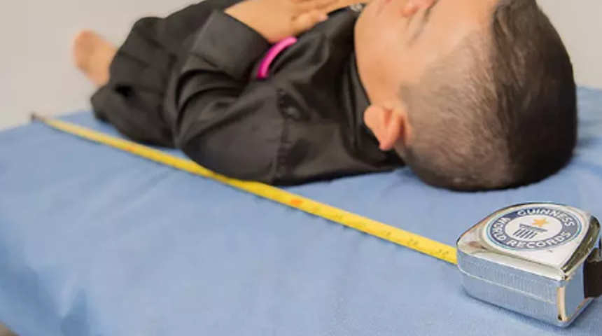 Dünyanın en kısa insanı unvanını geri kazandı