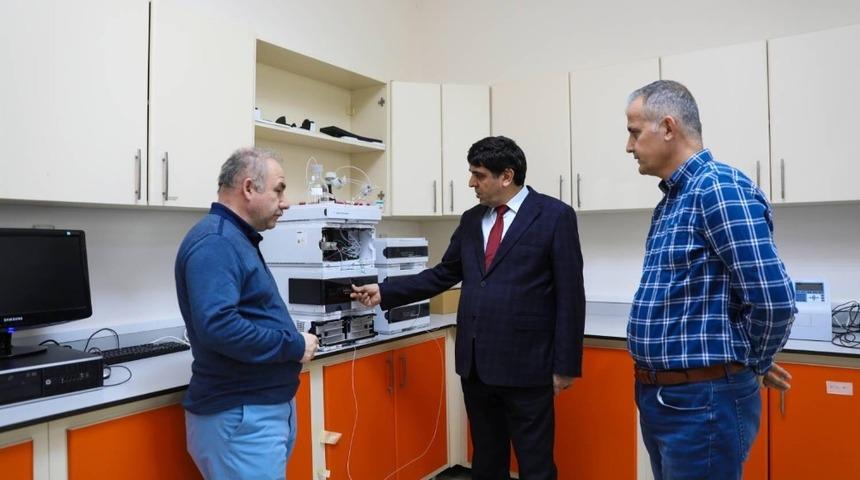 Rektör Alma, Gıda ve Mikrobiyoloji Laboratuvarlarına Covid-19’a karşı Ar-Ge çalışması talimatı verdi