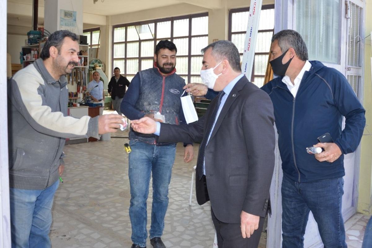 Başkan &Ouml;zdemir sanayi esnafına dezenfektan ve maske dağıttı