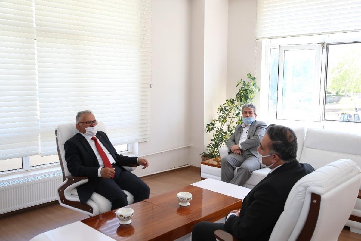 Başkan B&uuml;y&uuml;kkılı&ccedil; 1 g&uuml;nde 6 il&ccedil;eyi ziyaret etti