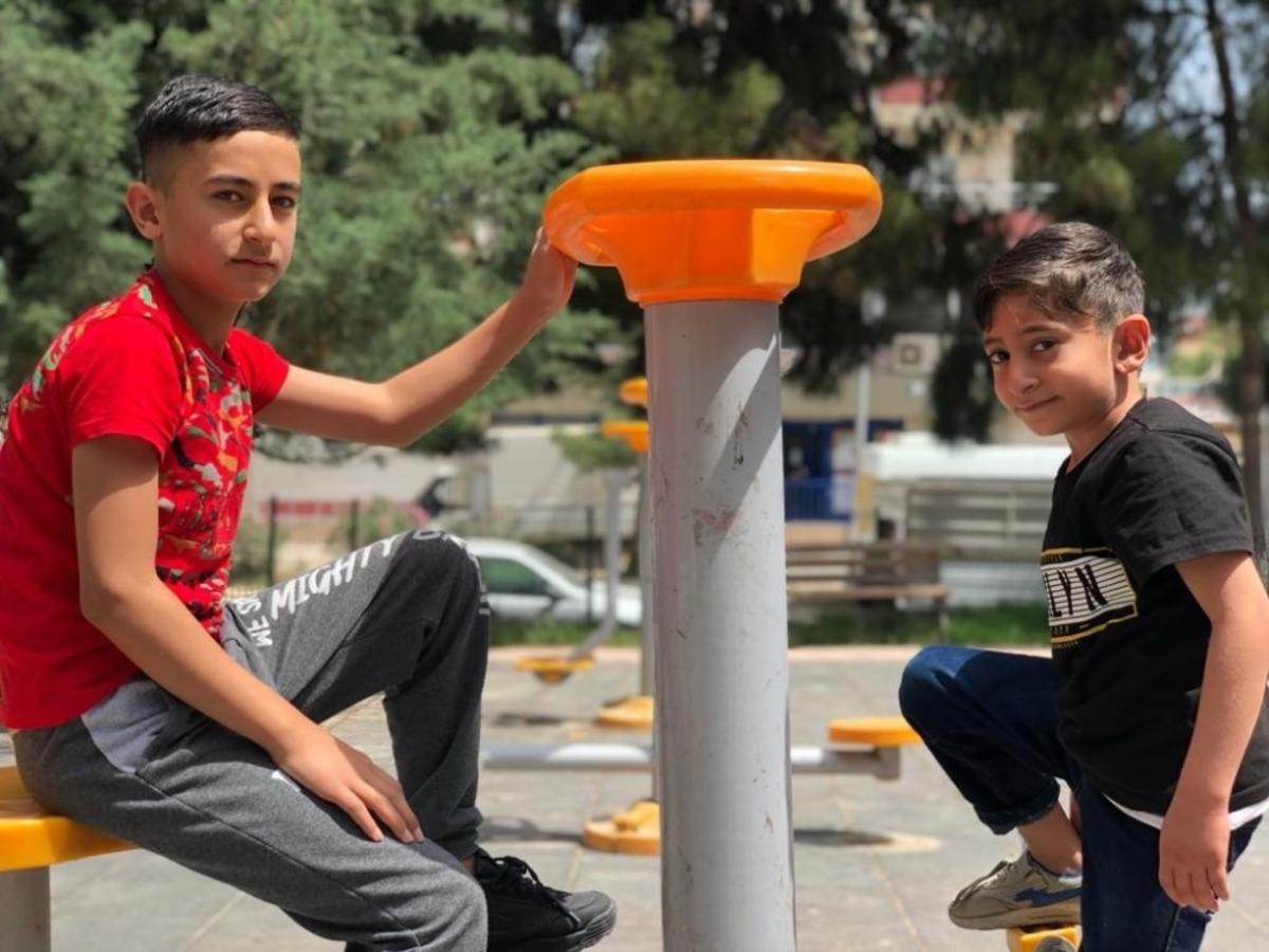 Kısıtlama kalktı, Kızıltepe&rsquo;de &ccedil;ocuklar parkların yolunu tuttu