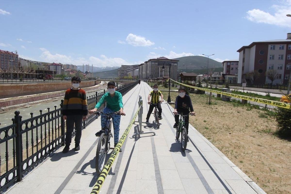 &Ccedil;ocuklar maskelerini takıp parklara koştu
