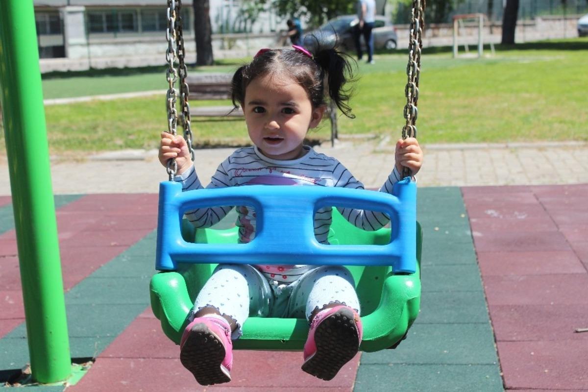 Menteşe&rsquo;de &ccedil;ocuklar parklara akın etti