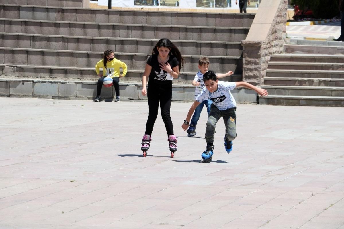 Cumhuriyet Meydanı &ccedil;ocuklara kaldı