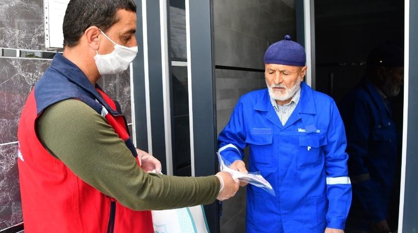 Aksaray Belediyesi &uuml;cretsiz maske dağıtıyor