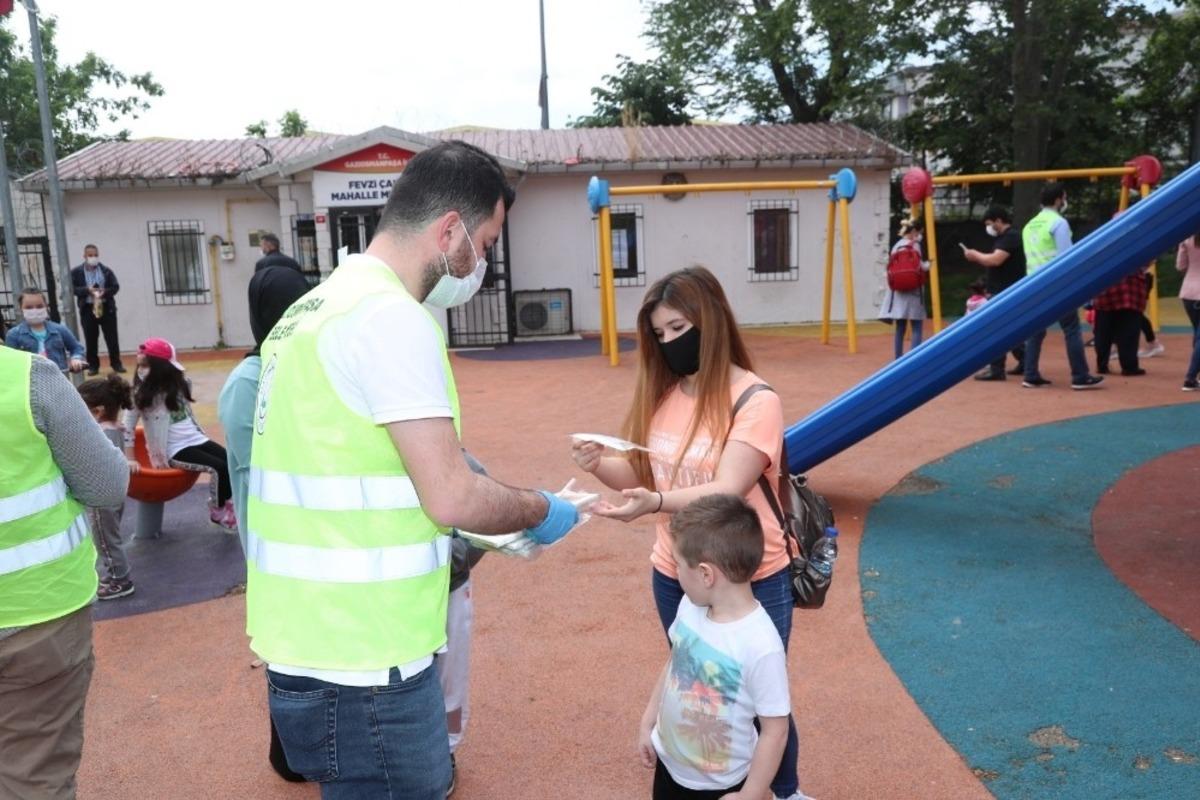 Gaziosmanpaşa Belediyesi &ccedil;ocuklara kitap ve maske dağıttı