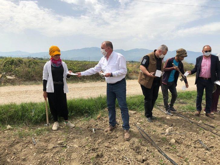 Mevsimlik tarım işçilerine maske dağıtıldı G3