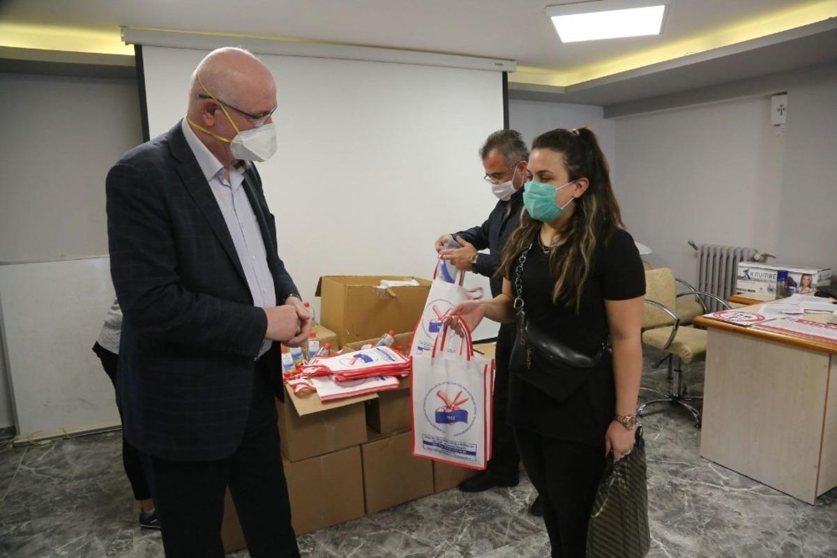 Kazım Kurt&rsquo;tan berber ve kuaf&ouml;rlere koruyucu malzeme desteği