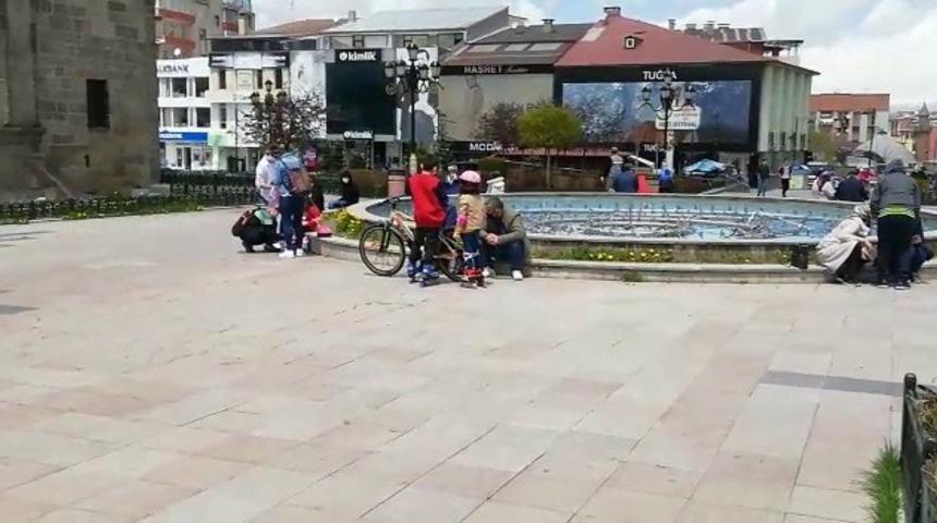 Erzurum&rsquo;da &ccedil;ocukların paten ve bisiklet keyfi