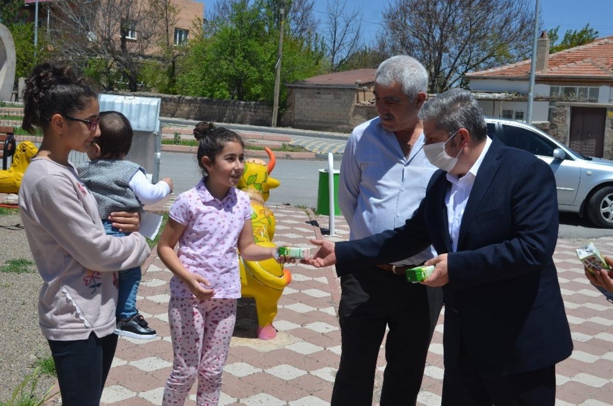 Parklara akın eden &ccedil;ocukları Başkan &Ouml;zkan Altun karşıladı