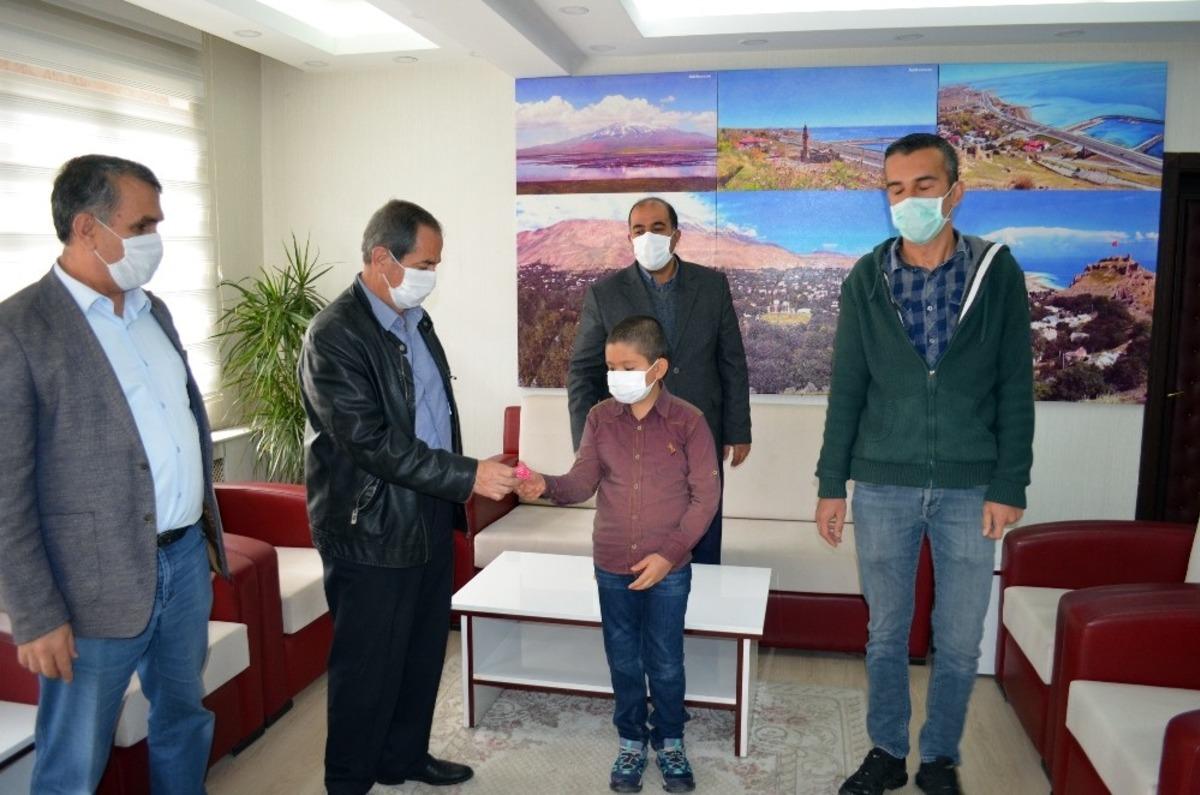 Başkan G&uuml;rsoy&rsquo;dan başarılı &ouml;ğrenciye &ouml;d&uuml;l