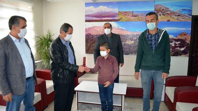 Başkan Gürsoy’dan başarılı öğrenciye ödül