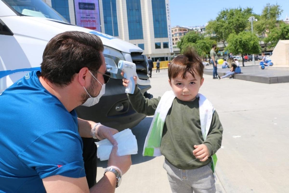 Dışarı &ccedil;ıkan &ccedil;ocuklar Kartal Meydanı&rsquo;nda doyasıya eğlendi