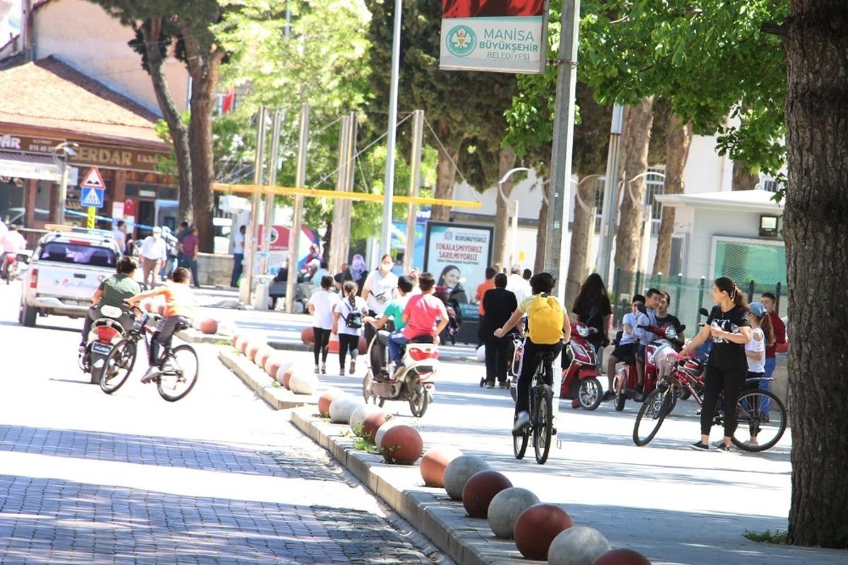 Sokaklar &ccedil;ocuk sesleriyle şenlendi