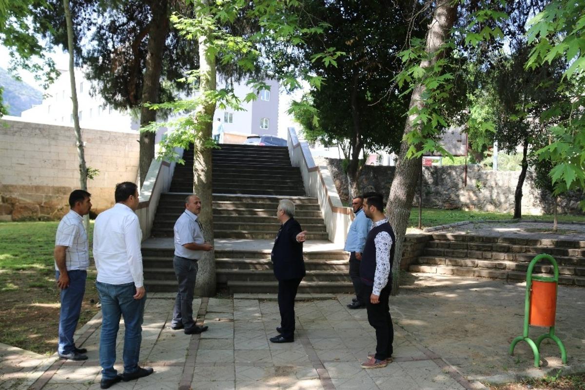 Kozan&rsquo;da parklara bakım ve peyzaj &ccedil;alışması