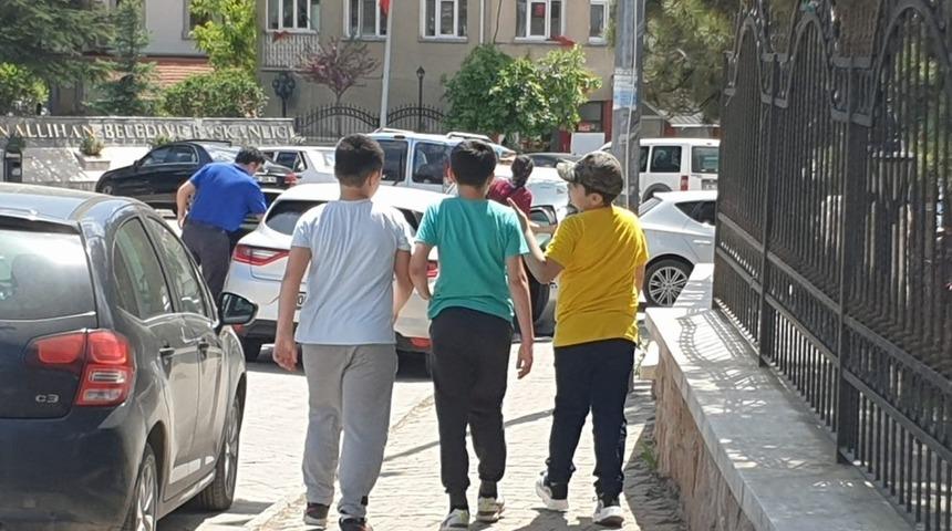 Nallıhan&rsquo;da 14 yaş altı &ccedil;ocuklar uzun zaman sonra dışarı &ccedil;ıktı