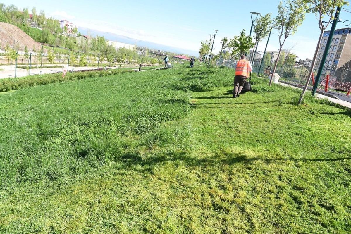 Parklarda bakım onarım &ccedil;alışması