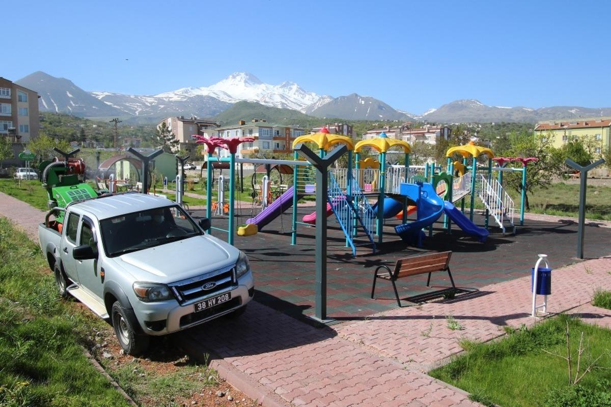 Hacılar&rsquo;da &ccedil;ocuklar i&ccedil;in parklar dezenfekte edildi