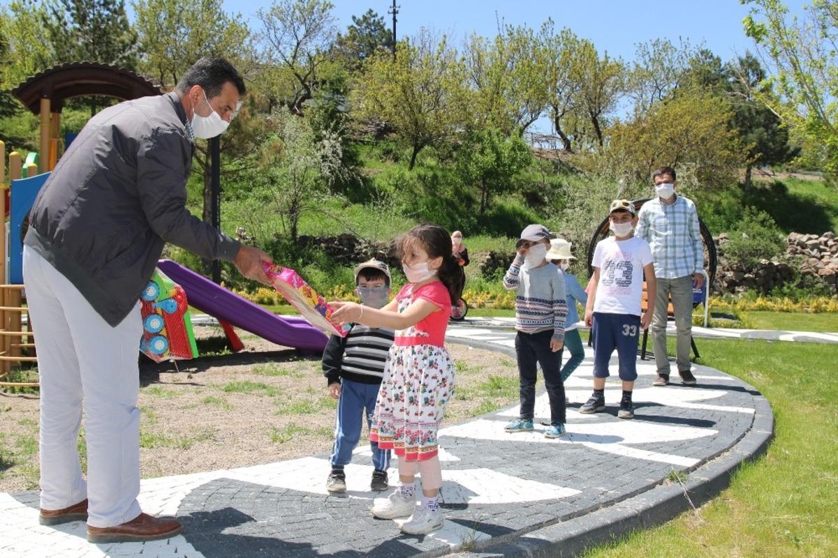 Başkan &Ouml;zdoğan &ccedil;ocukları sevindirdi