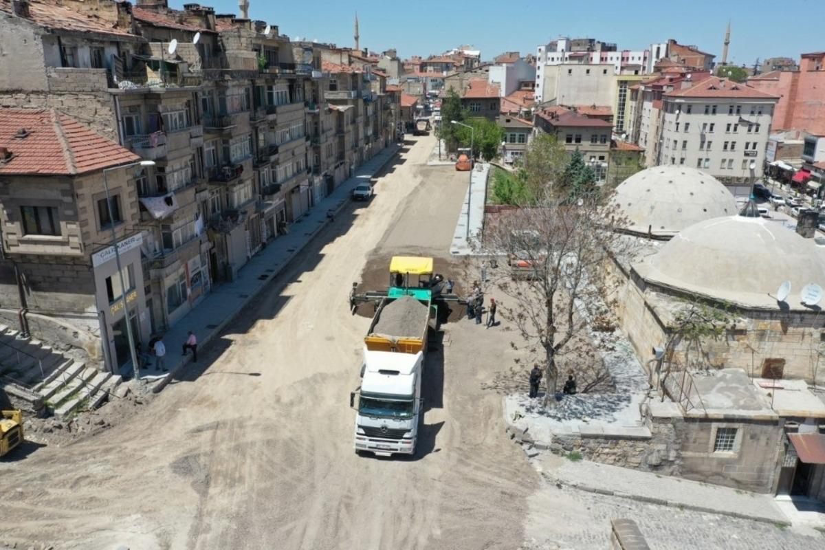 Kasaplar &ccedil;arşısında sıcak asfalt serim hazırlığı