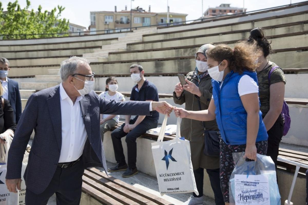 K&uuml;&ccedil;&uuml;k&ccedil;ekmece G&ouml;l&uuml; kenarında &ccedil;ocuklardan renkli g&ouml;r&uuml;nt&uuml;ler