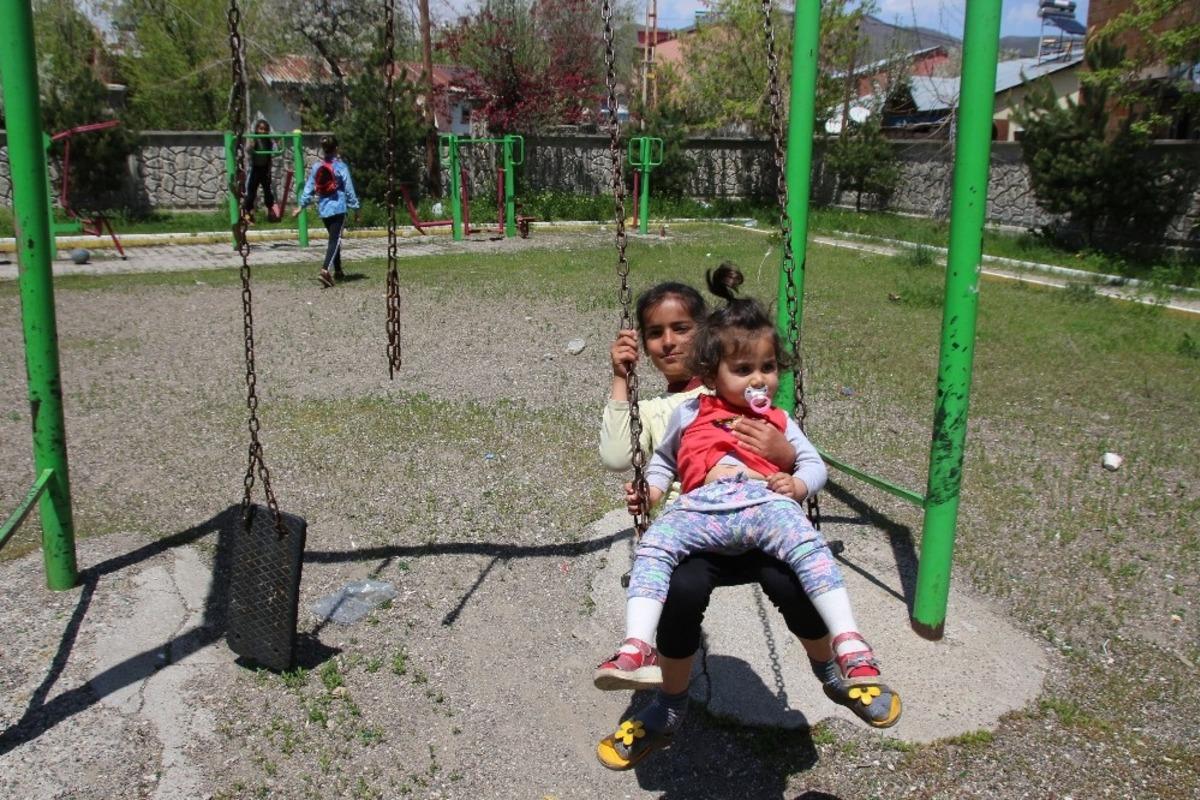 Varto&rsquo;da &ccedil;ocuklar parklarda doyasıya eğlendi